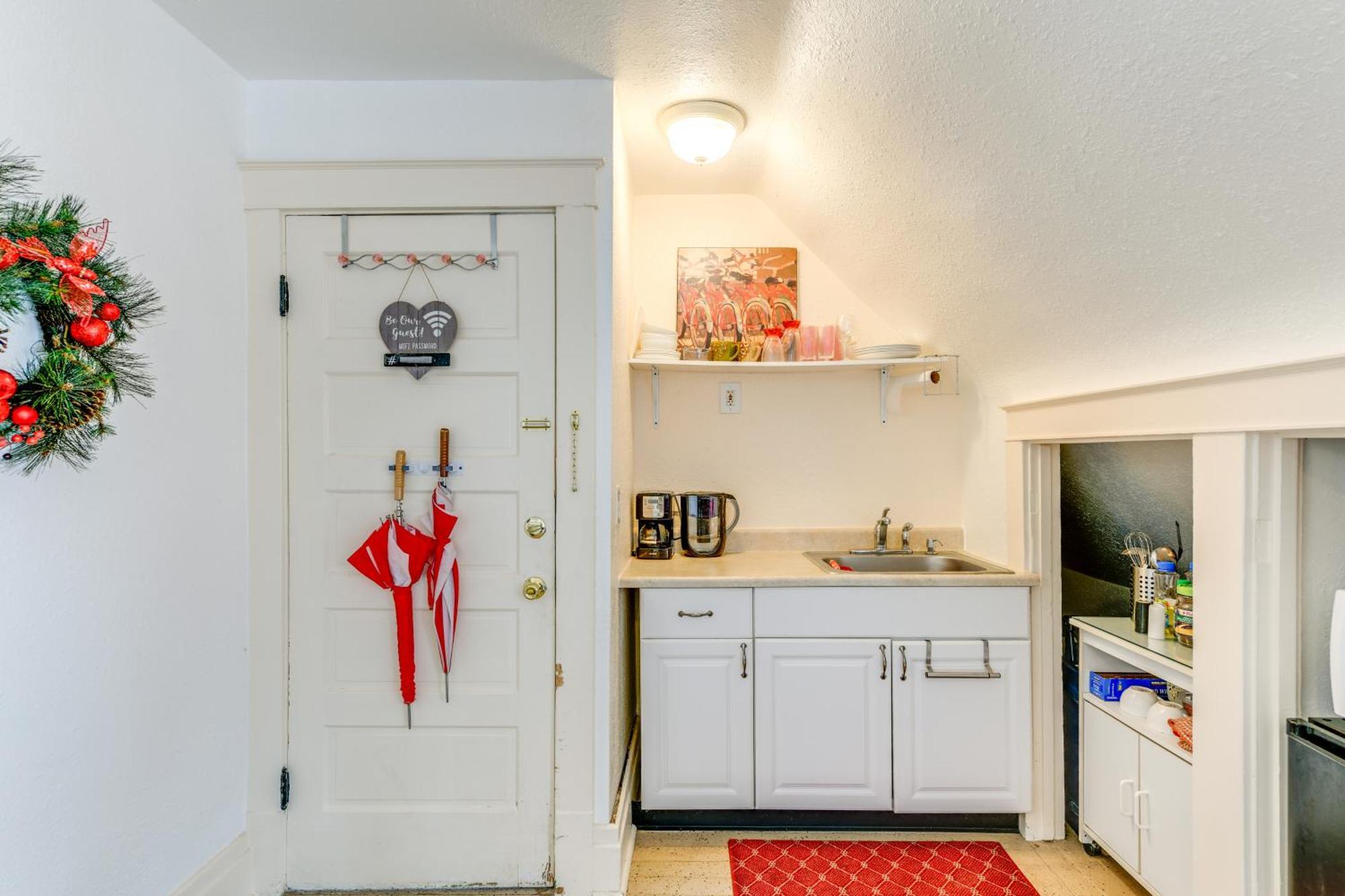 Cozy With Gas Grill And Patio! *